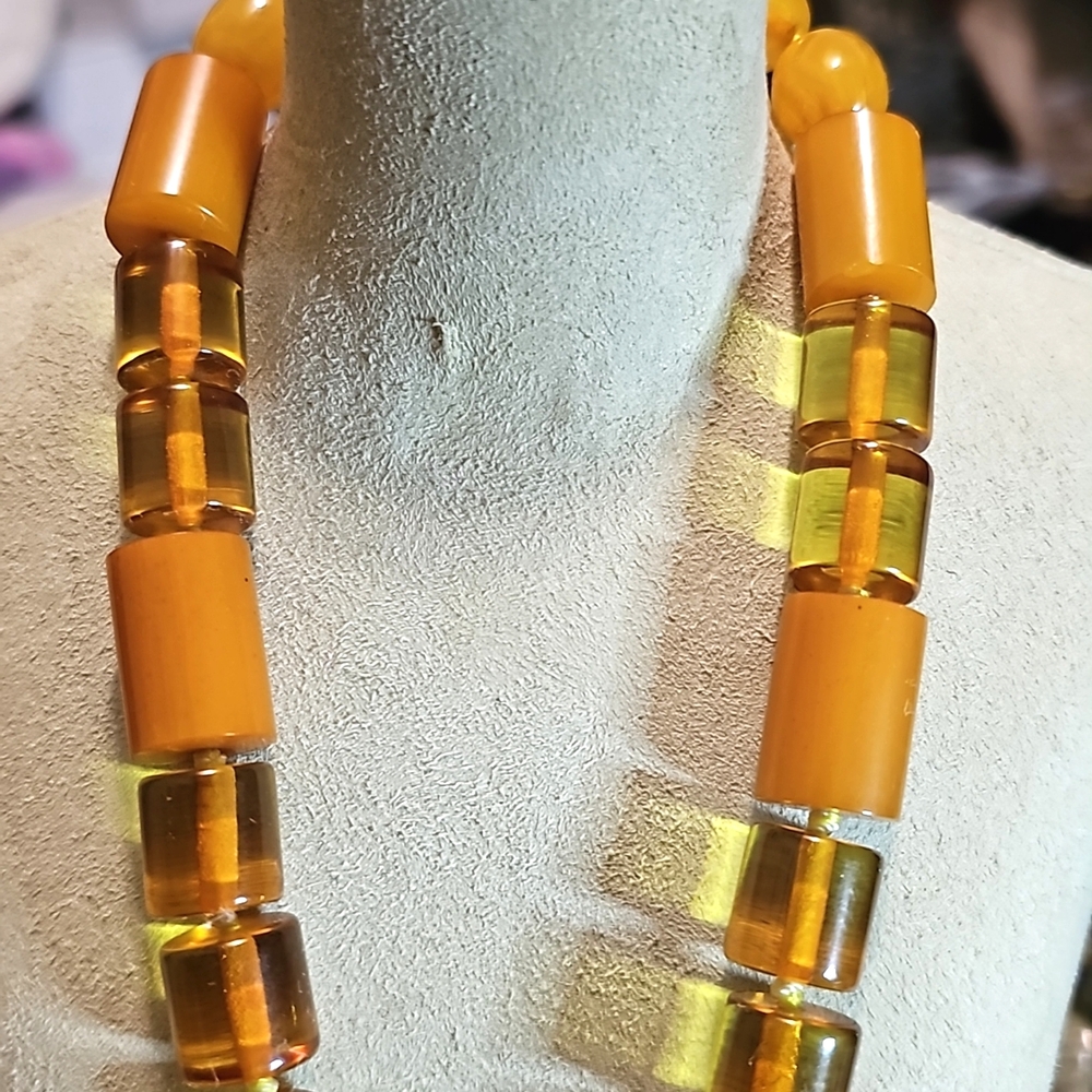 Stunning Amber Bakelite Necklace - Picture 2 of 11